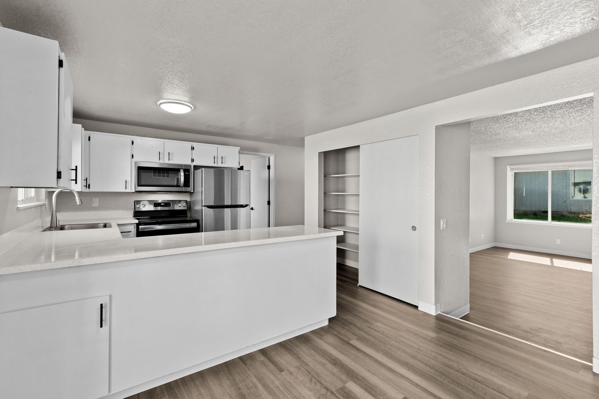 One Of The Largest 2 Bedrooms In The Area With 1 5 Bathrooms And 1100 Square Feet Plus Your Own Laundry Room With Full Size Washer Dryer – photo 3