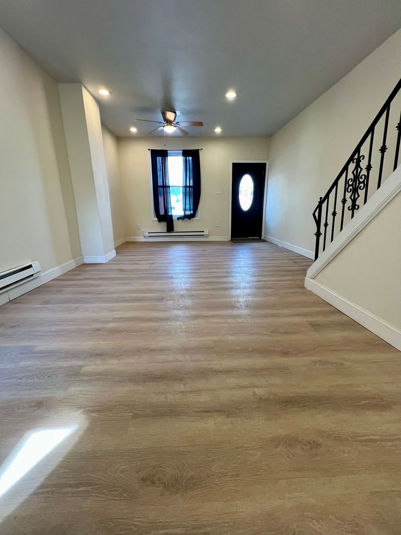 Newly Renovated 3-Bedroom Townhome in Fairhill! Available NOW! – photo 4