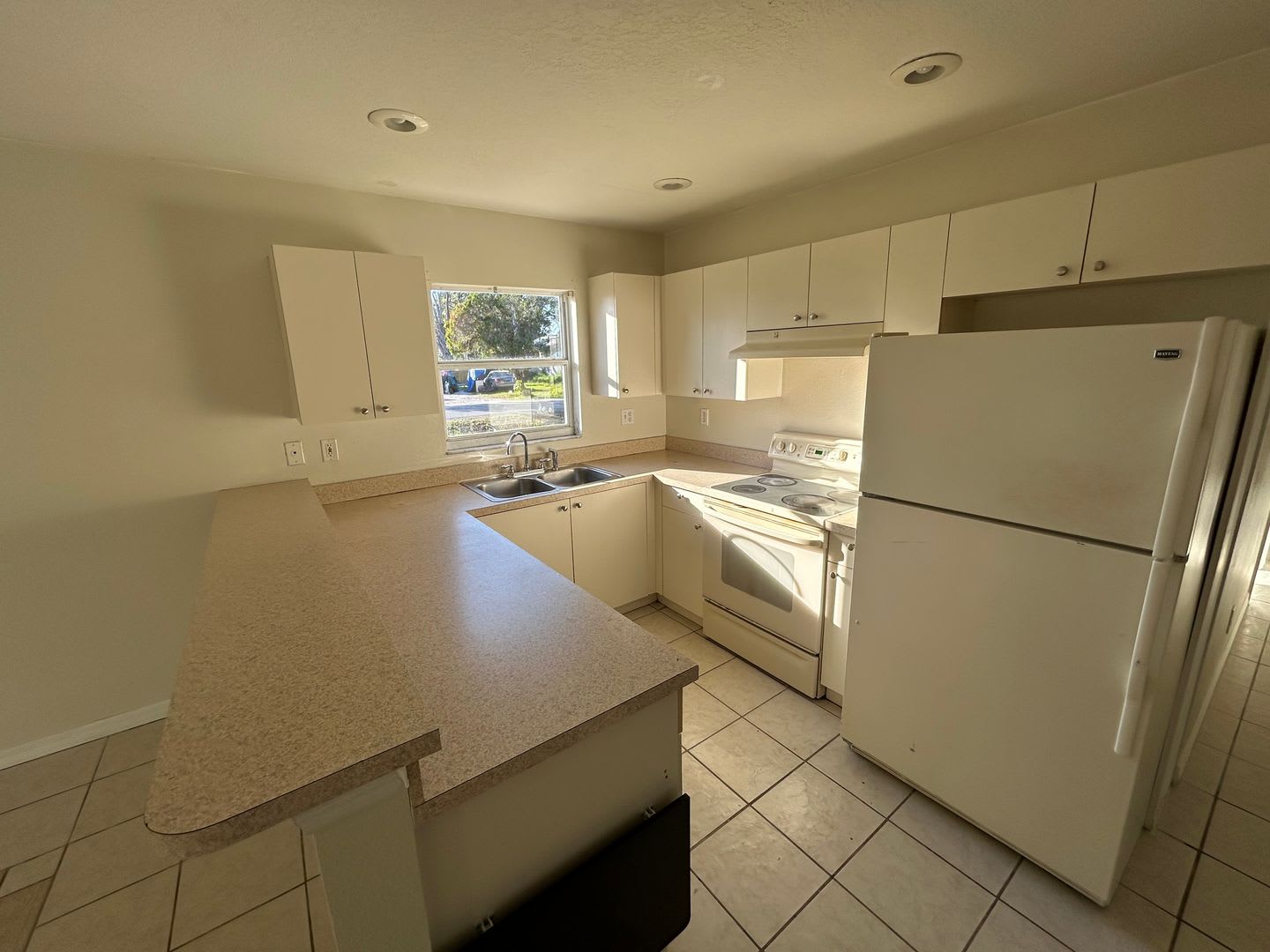 4 Bedroom 2 Bathroom Sarasota Home Plus Garage And Beautiful Lot Conveniently Located Near Downtown Beaches And Restaurants – photo 3