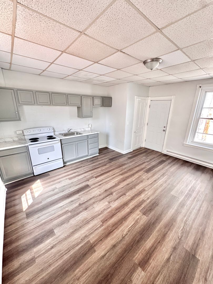 CLEAN & LARGE THREE/FOUR BEDROOM Home – photo 4