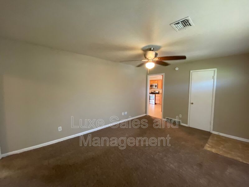 406 W. Douglas Dr – photo 5