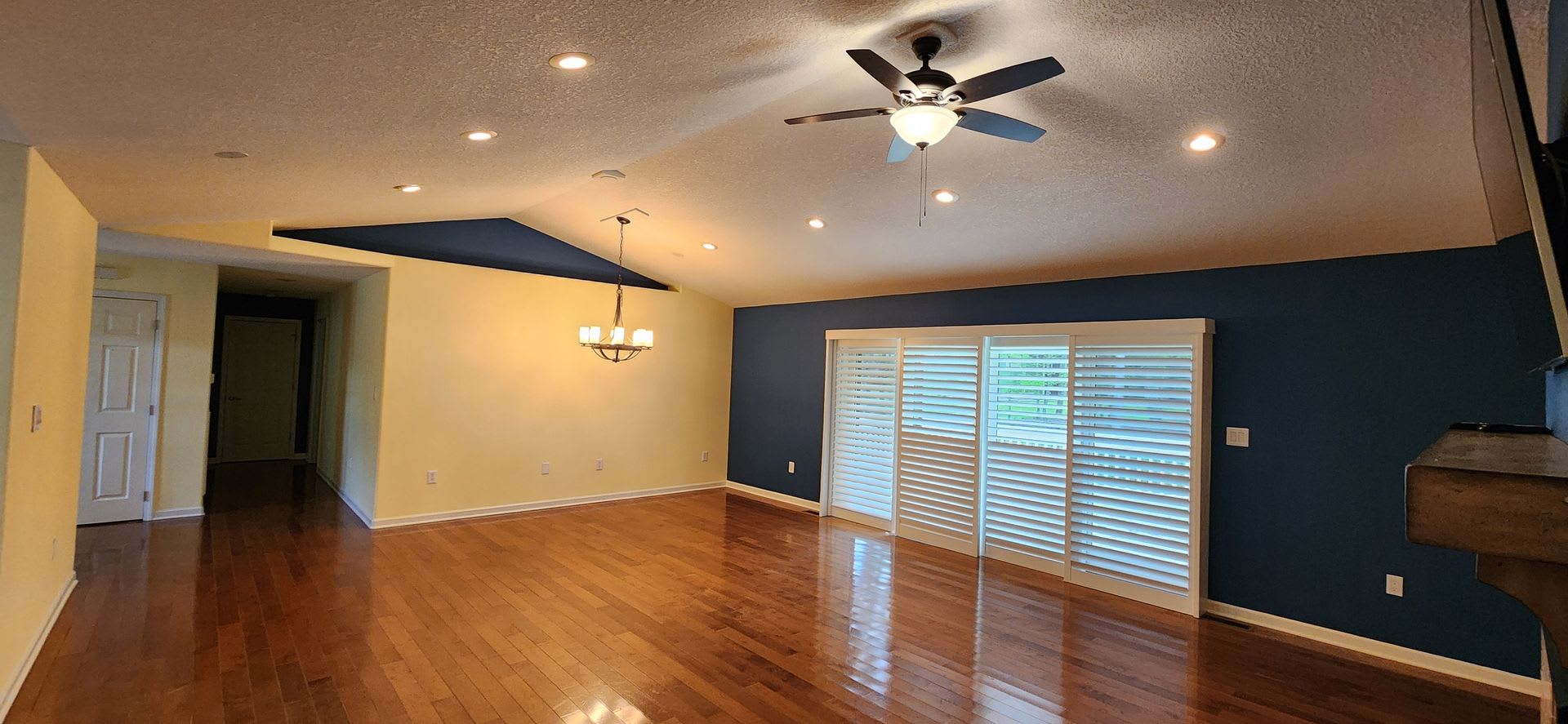 Spacious rental in desirable neighborhood with 3 full baths! Available from Now-March 27 – photo 2