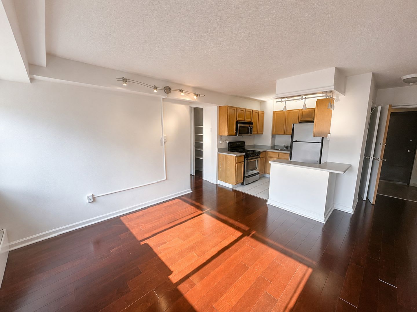 18th-Floor River West Residence with Center City Views &amp; Utilities Included – photo 5