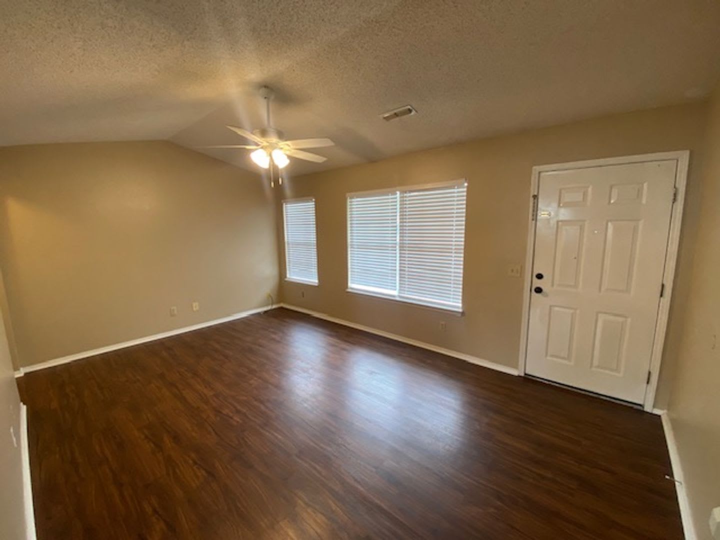 Super Cute 3 Bedroom Now Available! – photo 3