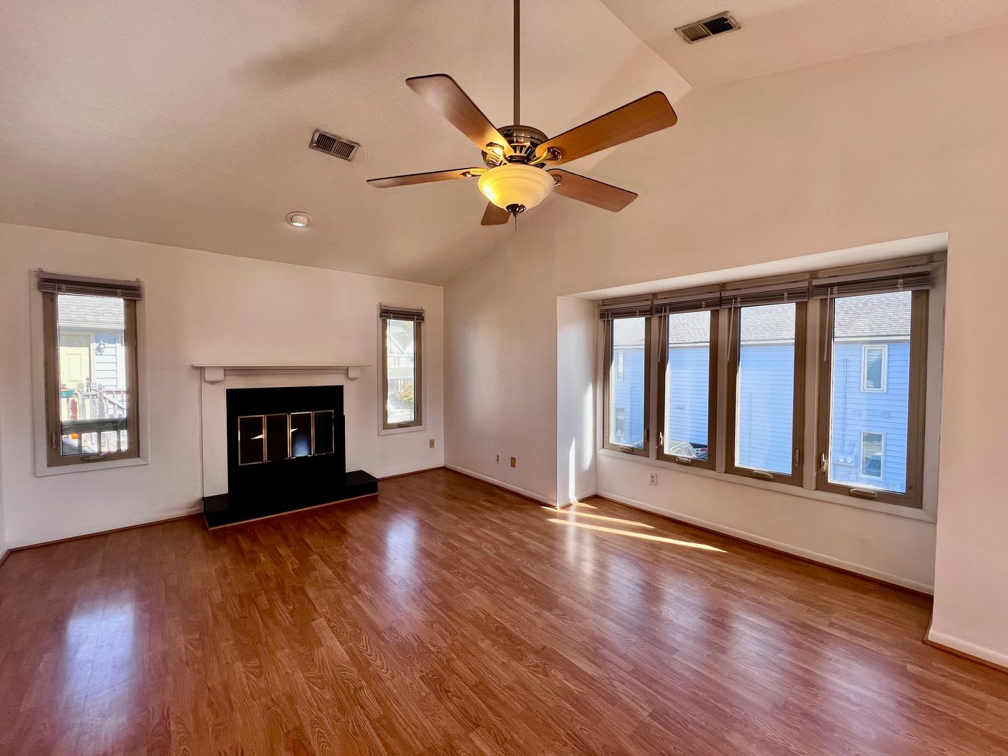 2 bedroom, 2 bathroom home – photo 3