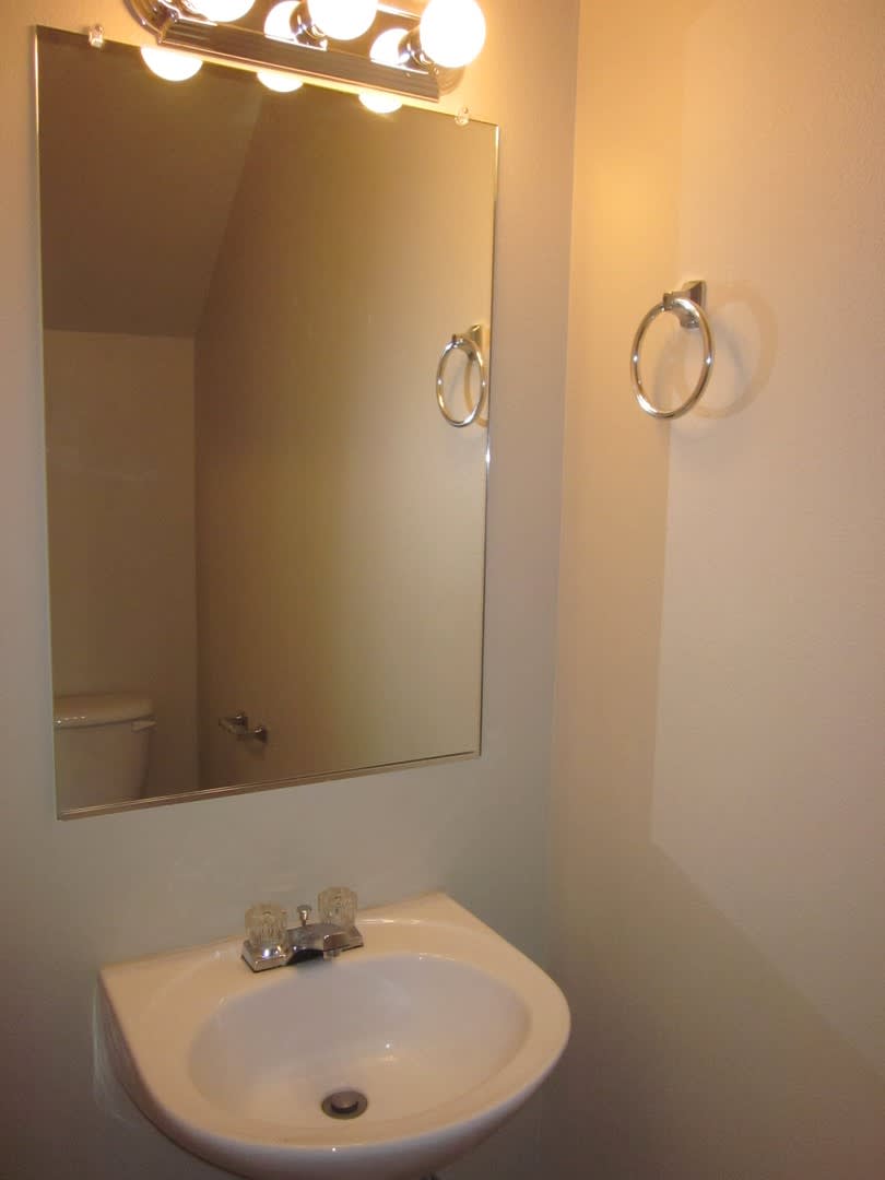 2 Bedroom / 2.5 Bathroom + Office Townhome in Redmond Oregon – photo 5