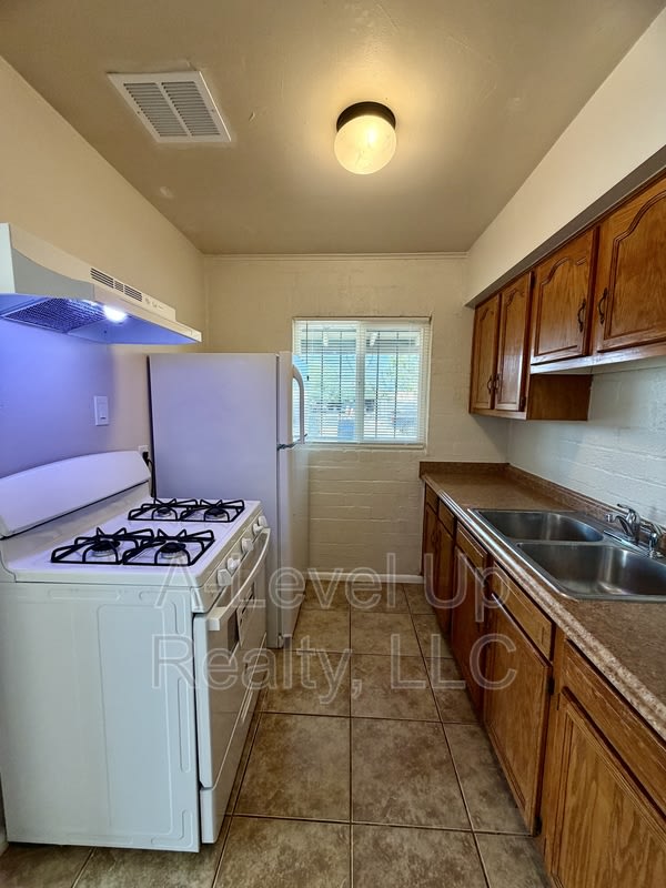 2304 East Monterey Vista – photo 4