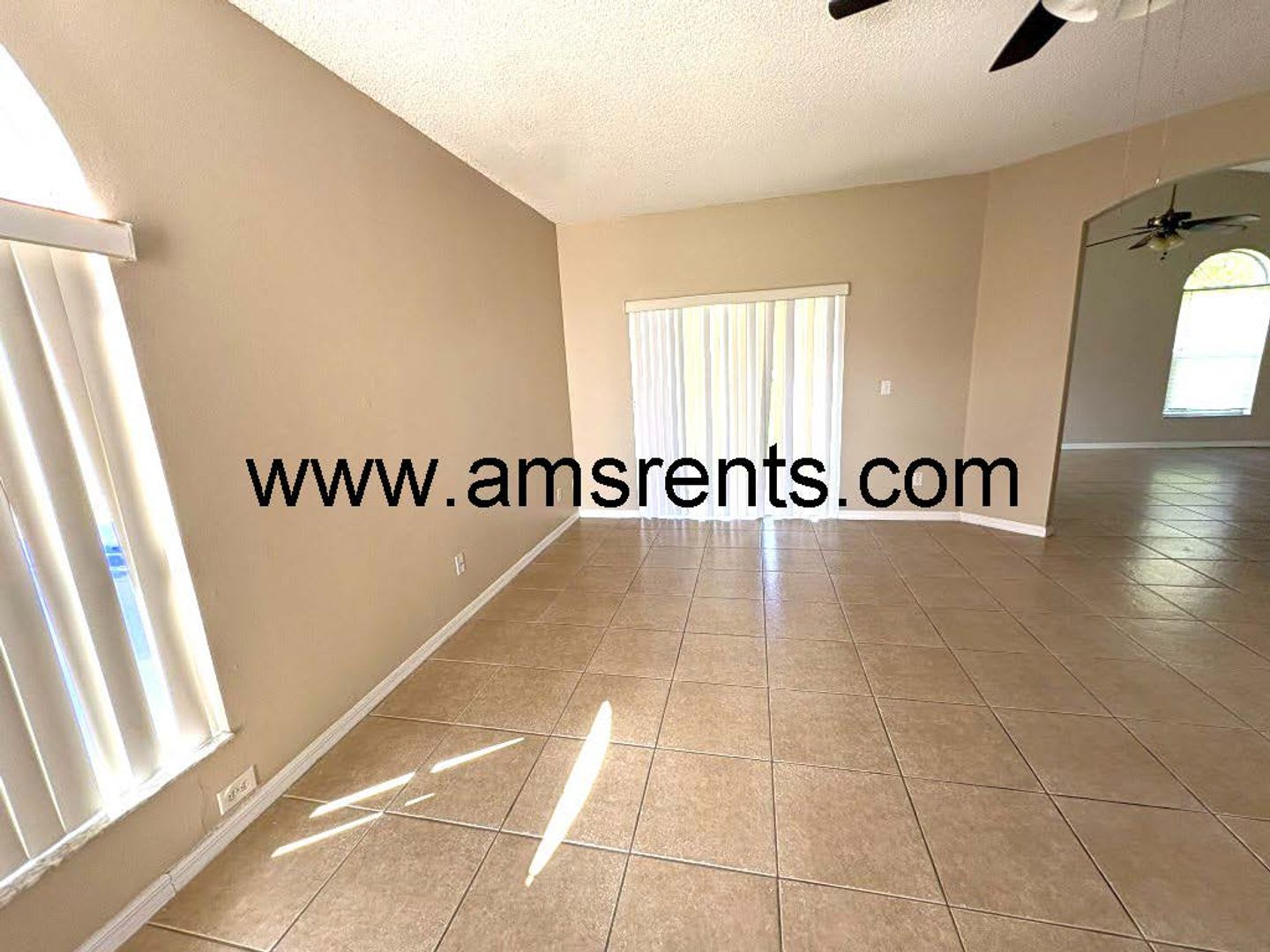 Spacious 3-bedroom 2.5 bath in Lakeside – photo 1