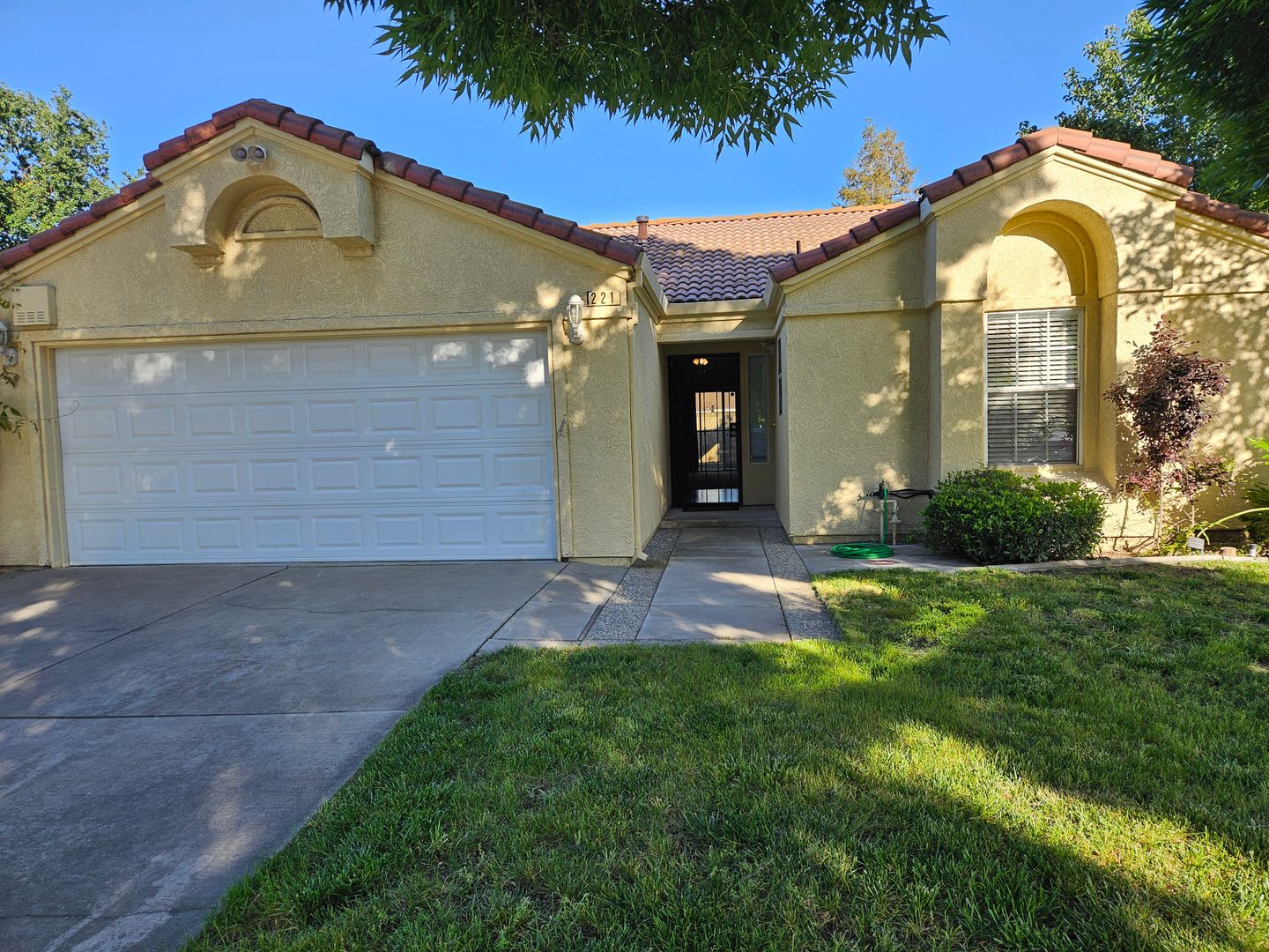 3-bedroom Single story with vaulted ceilings! – photo 3