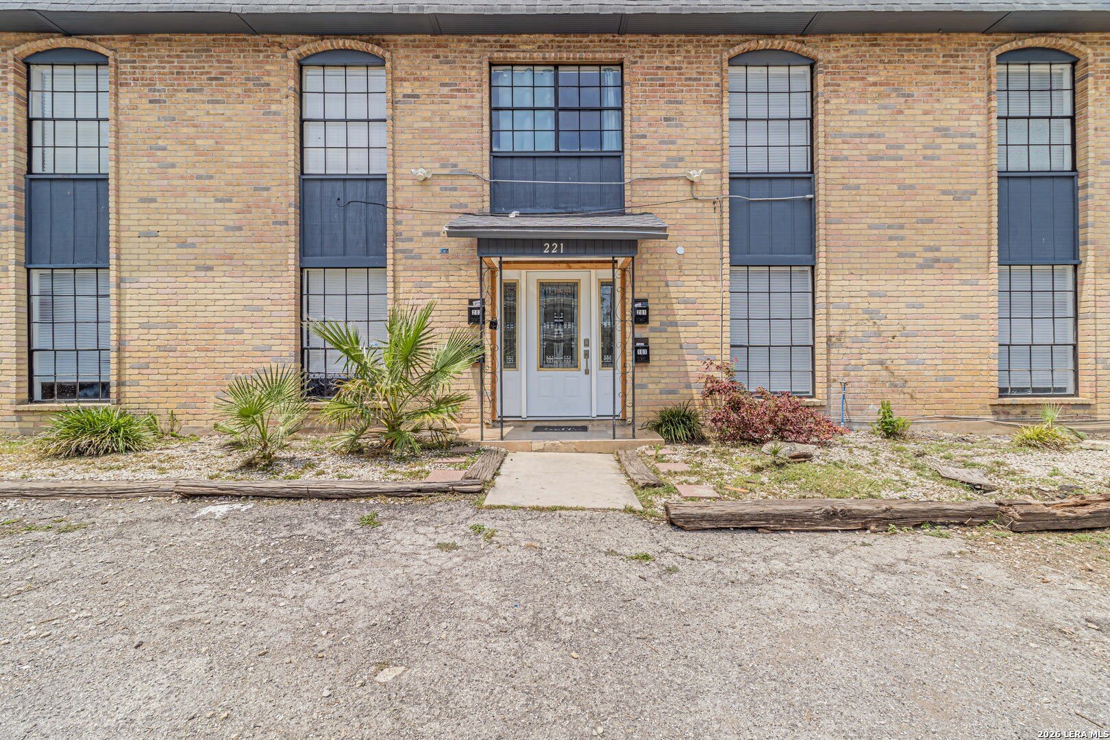 221 E Craig Pl – photo 3