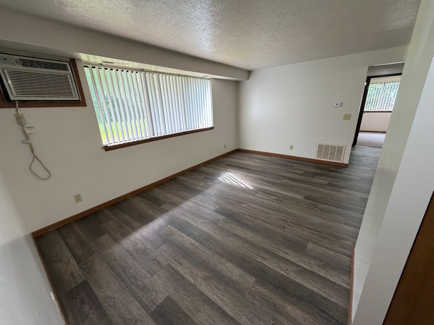 2 bedroom, One Bath Apartment Ground Floor with Huge Picture Window – photo 5