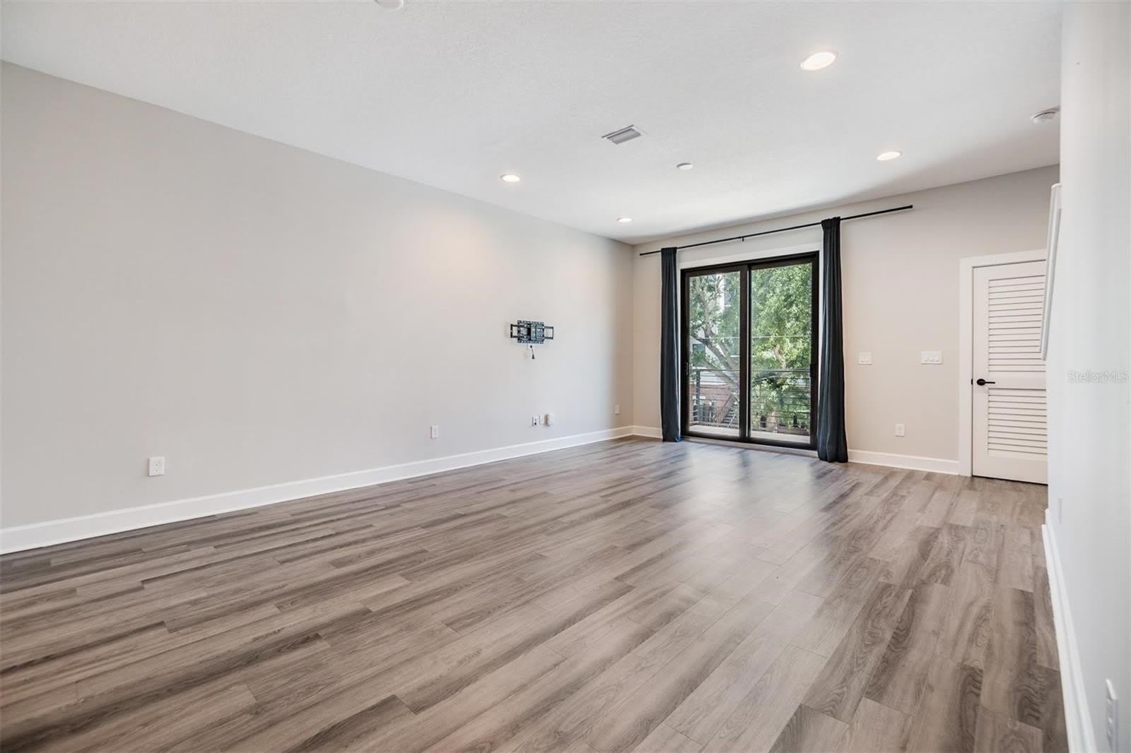 1302 W CARMEN Street – photo 2