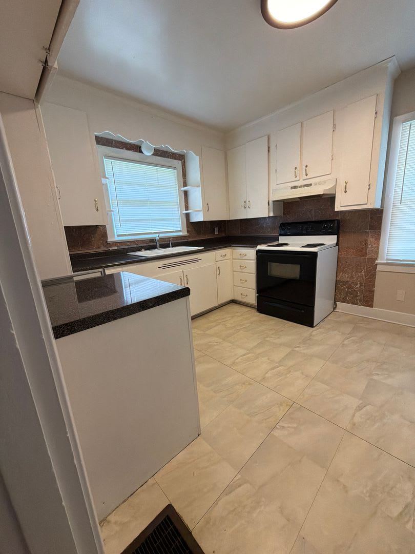 AVAILABLE NOW! 3 Bedroom 2 Bath – photo 2