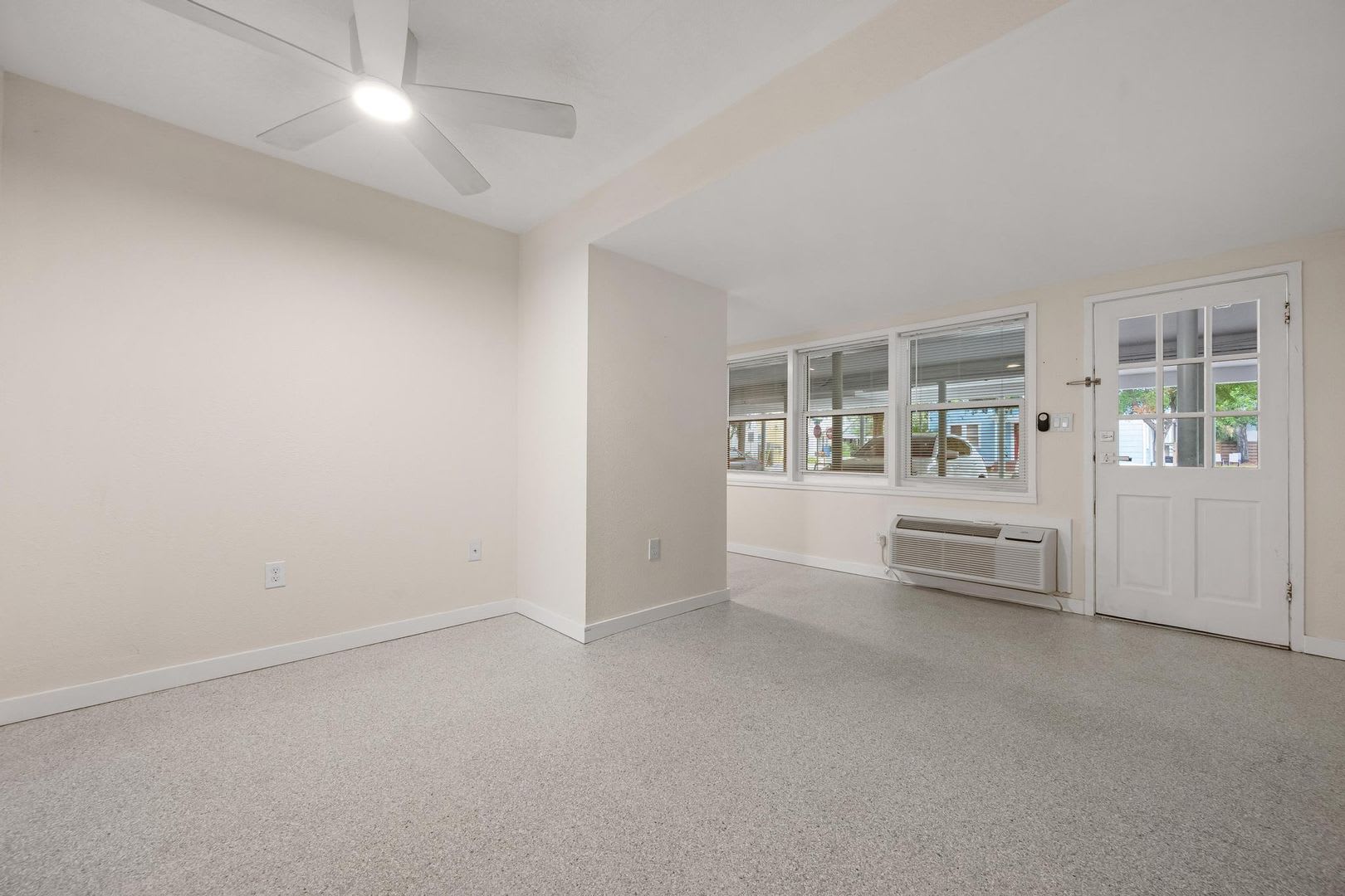 Beautifully Updated 1 Bedroom 1 Bathroom First Floor Condo Located In The Highly Sought After Downtown Historic Neighborhood Of Laurel Park – photo 5