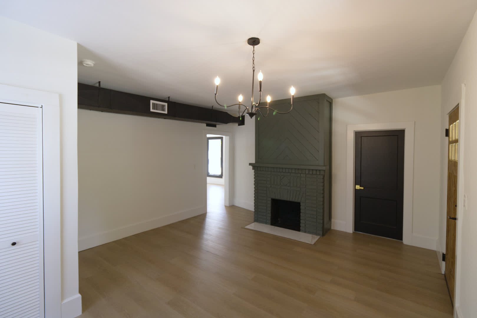 Beautifully Renovated 2-Bedroom Apartment in Duck Pond – photo 3