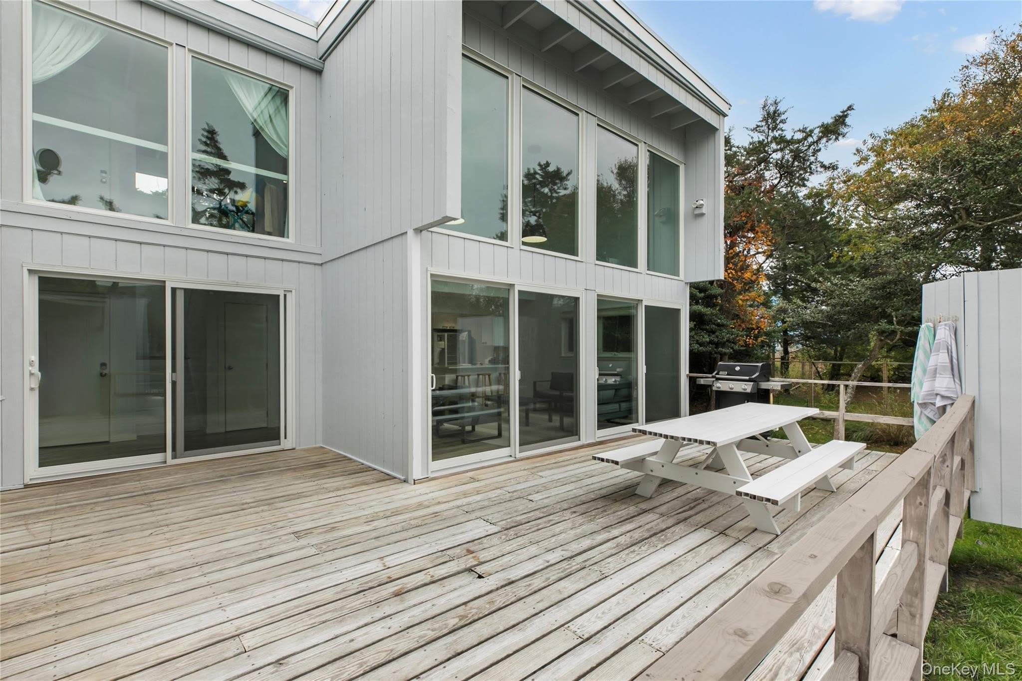 54 Thompson Avenue – photo 1