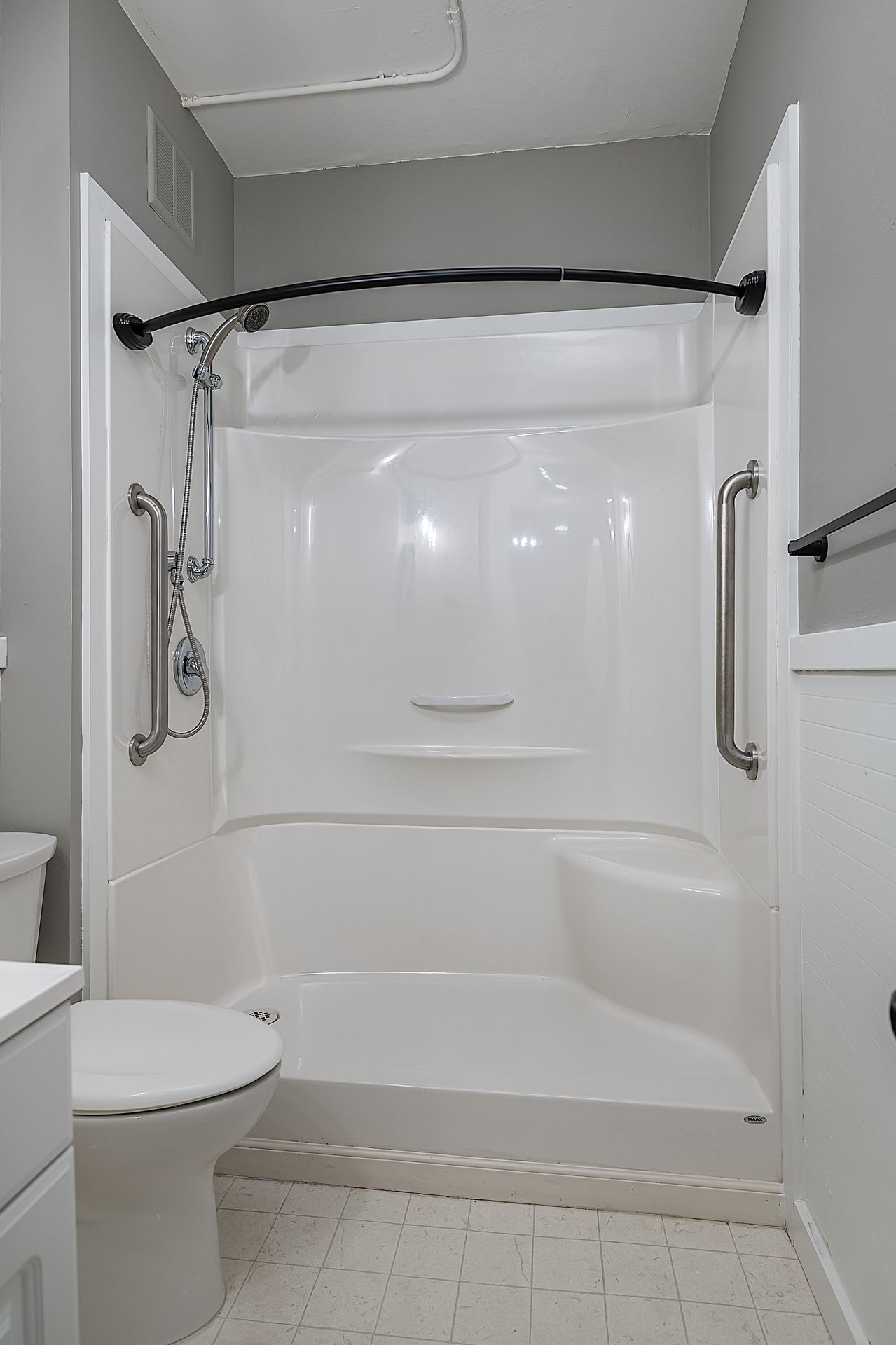 Heritage Manor Apartments! Beautiful Historic Oversized 1 Bed 1 Bath! – photo 5