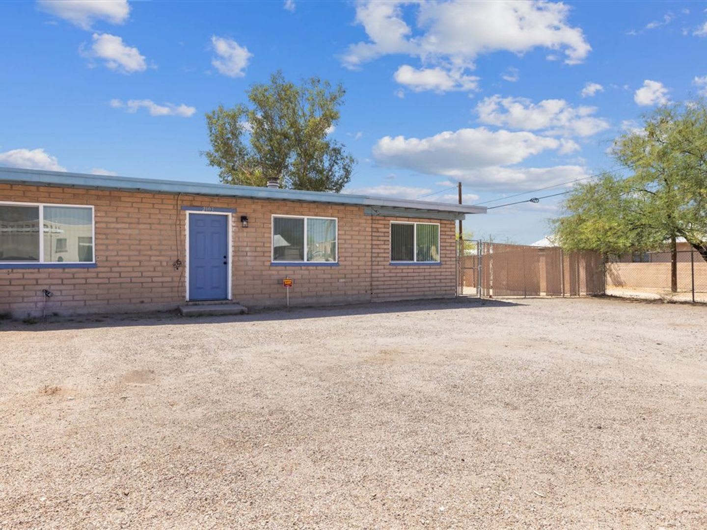 2 Bedroom 2 Bathroom Home with Flex Space & Spacious Backyard! – photo 2