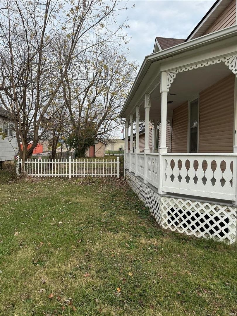 AUG SPECIAL!!! $1300 RENT AND HALF DEPOSIT IF LEASE SIGNED IN AUGUST!!! 3+ Bed 2 Bath – photo 4