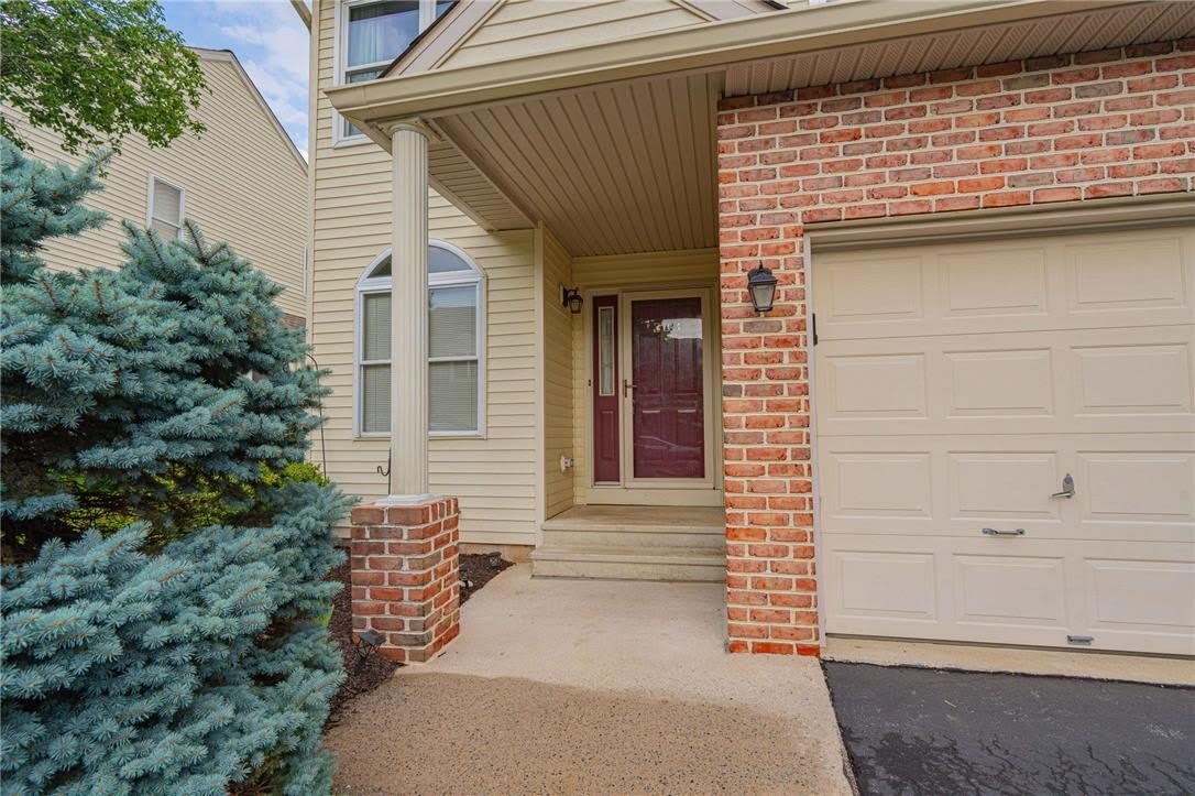 323 Surrey Place – photo 3