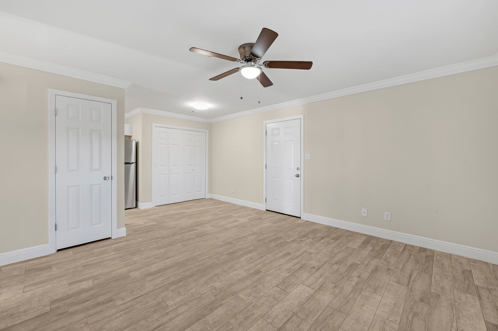 Discover Your Dream Apartment: Renovated 3-Bedroom, 2-Bath Apartment – photo 2