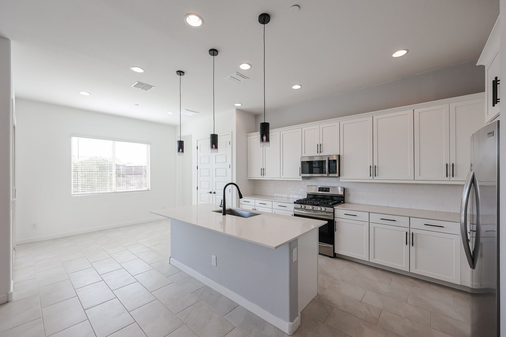 QUICK MOVE IN INCENTIVE $1500.00 CREDIT OFF THE FIRST MONTHS' RENT WITH MOVE IN DATE OF 9/7 OR EALIER! – photo 4