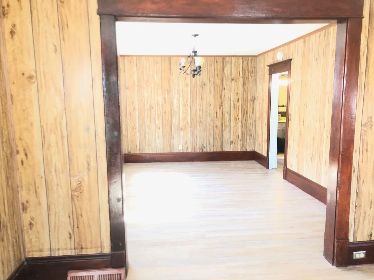 Attractive, recently remodeled, 2BR home in Bloomington. Central air and dog friendly – photo 2
