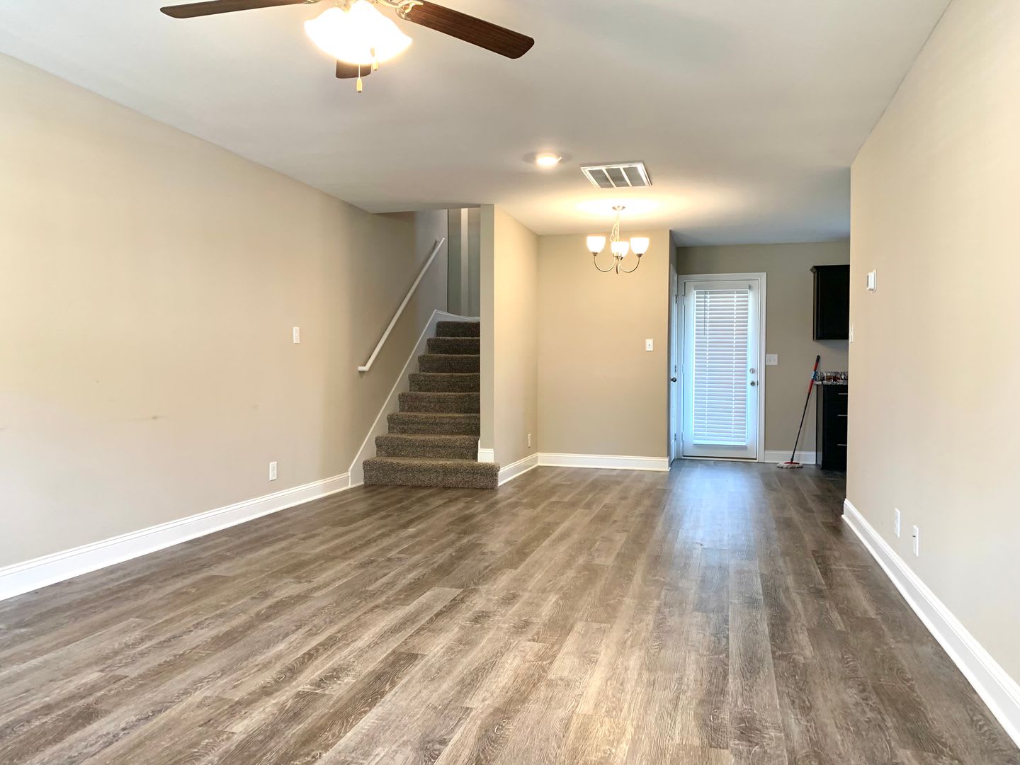 886 Lutz Ln – photo 2