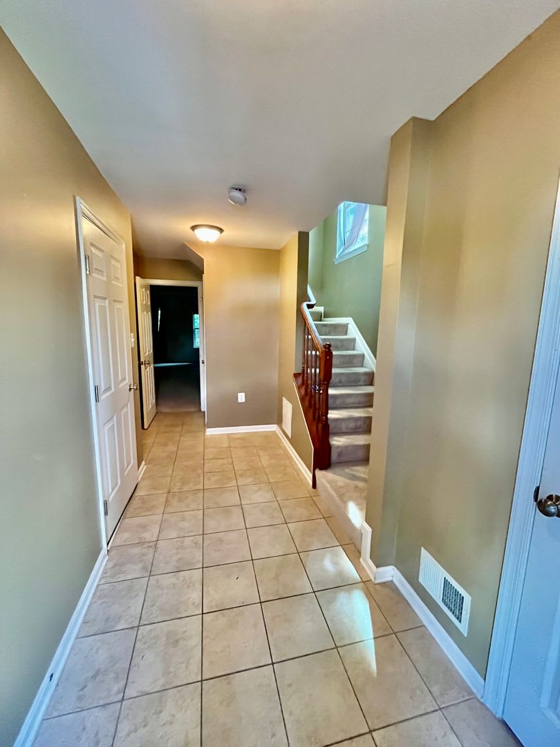 Beautiful End-Unit Townhome – 4 Bedrooms, 2 Full Baths & 2 Half Baths – photo 4