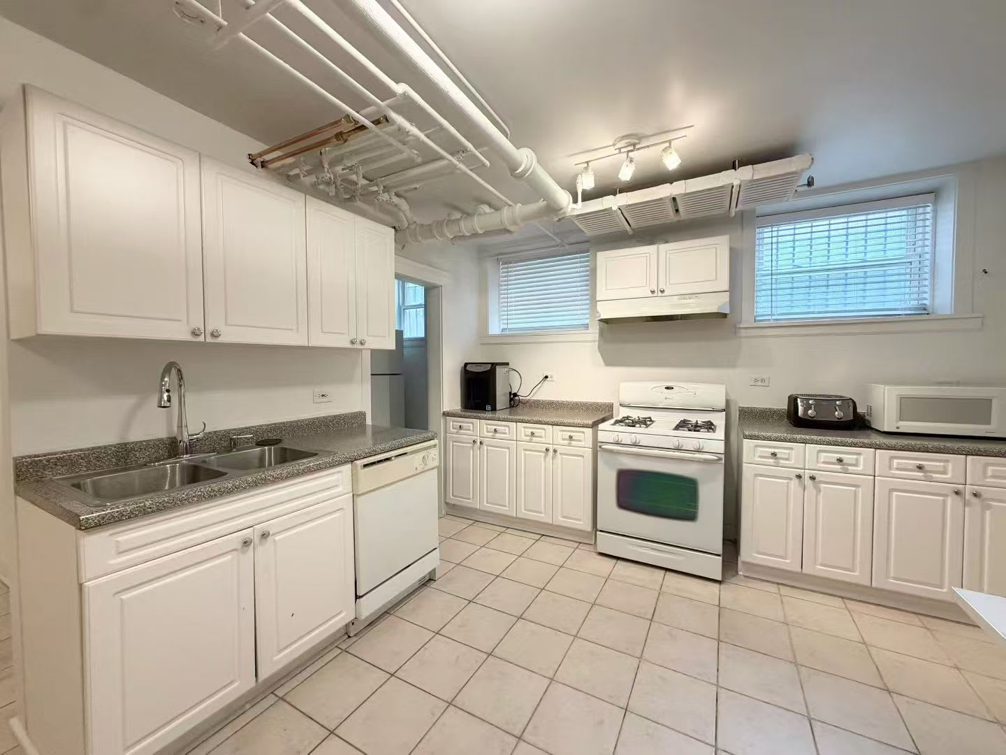 415 W Surf St – photo 3