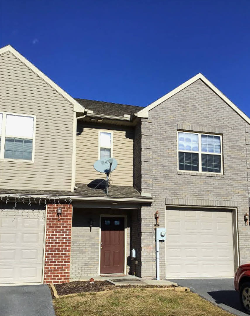 Spacious 3BR Townhome w/ Garage – photo 1
