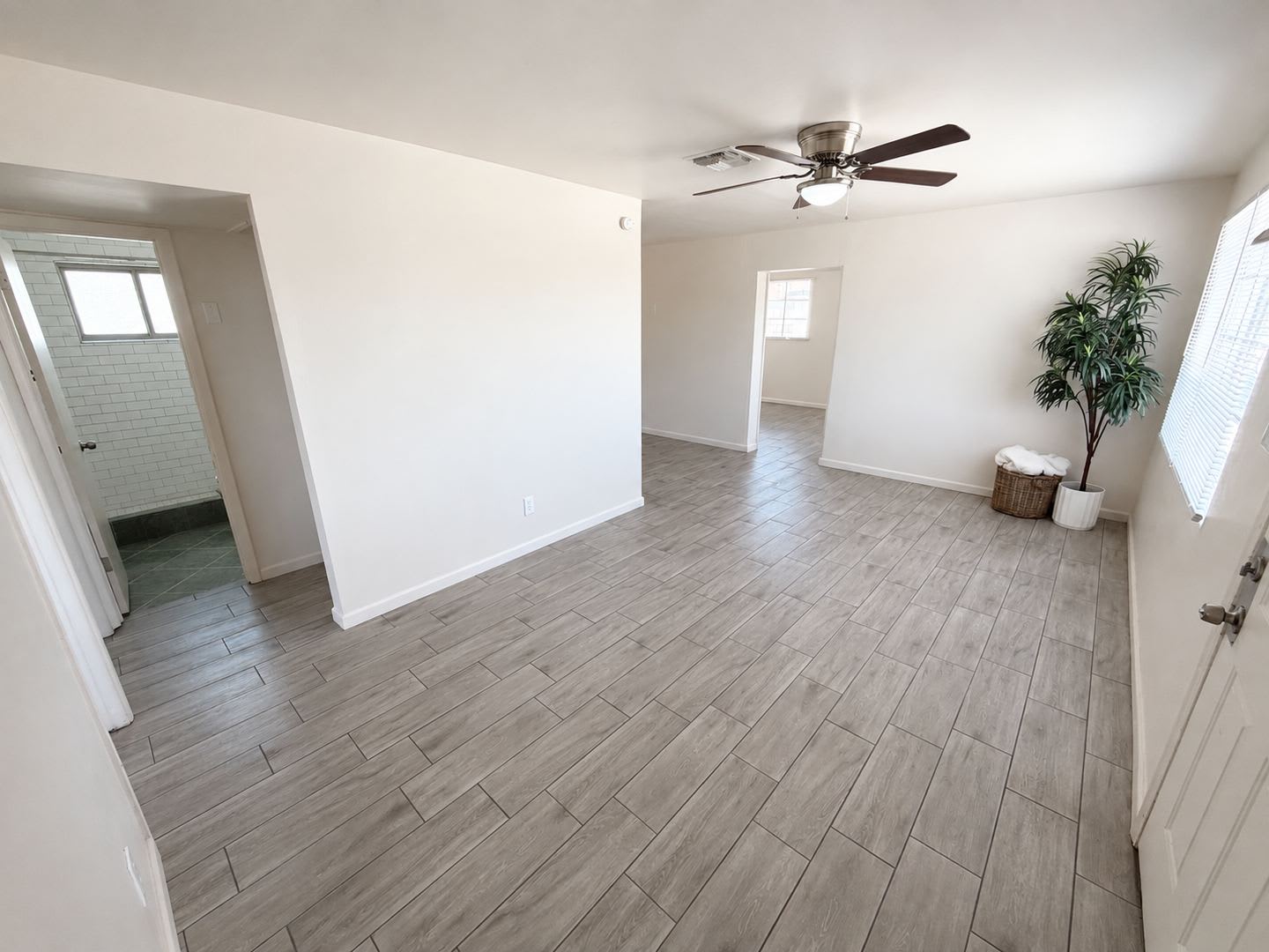 Bright & Comfortable Living in Prime Phoenix Location – photo 2
