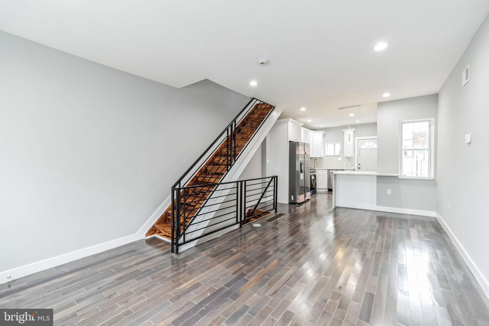 Excellent Port Richmond 3Br With Finished Basement Patio – photo 4
