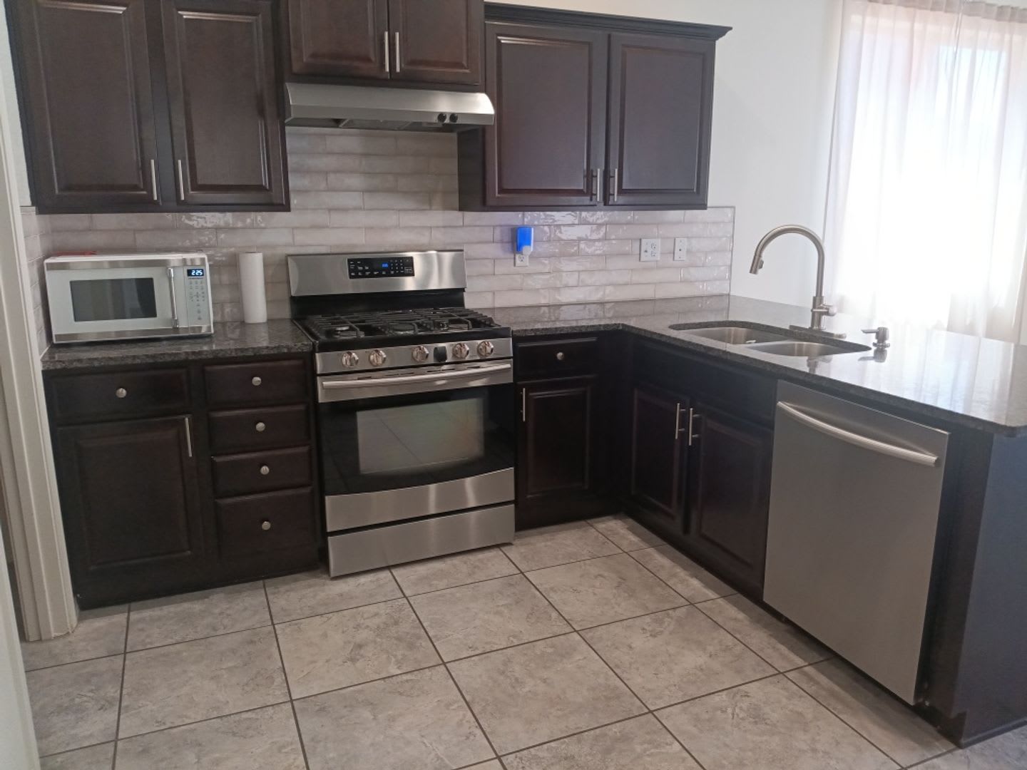 3 Bedroom, 2.5 Bathroom Home! Schedule a Showing! – photo 4