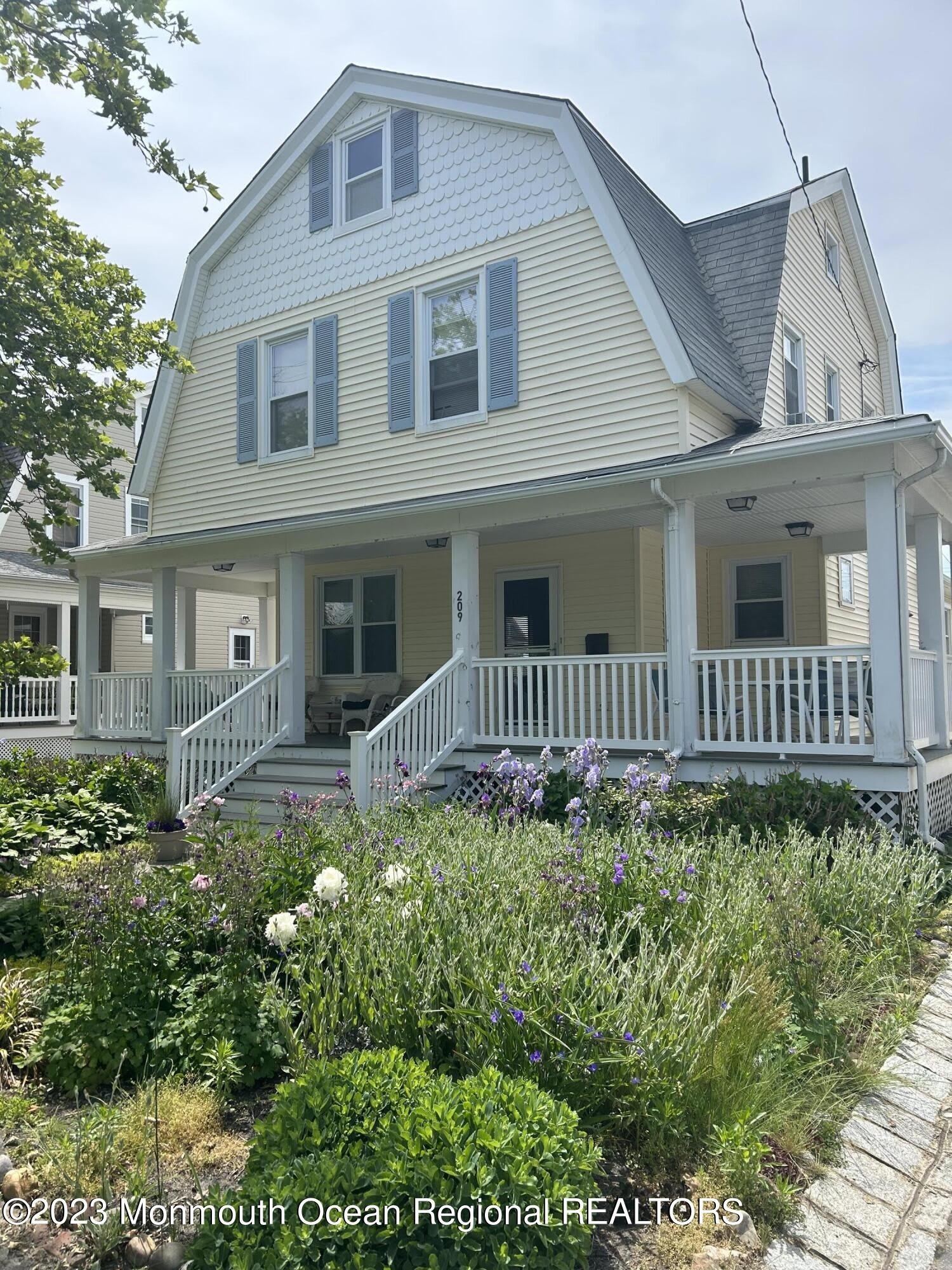 209 4th Avenue – photo 1