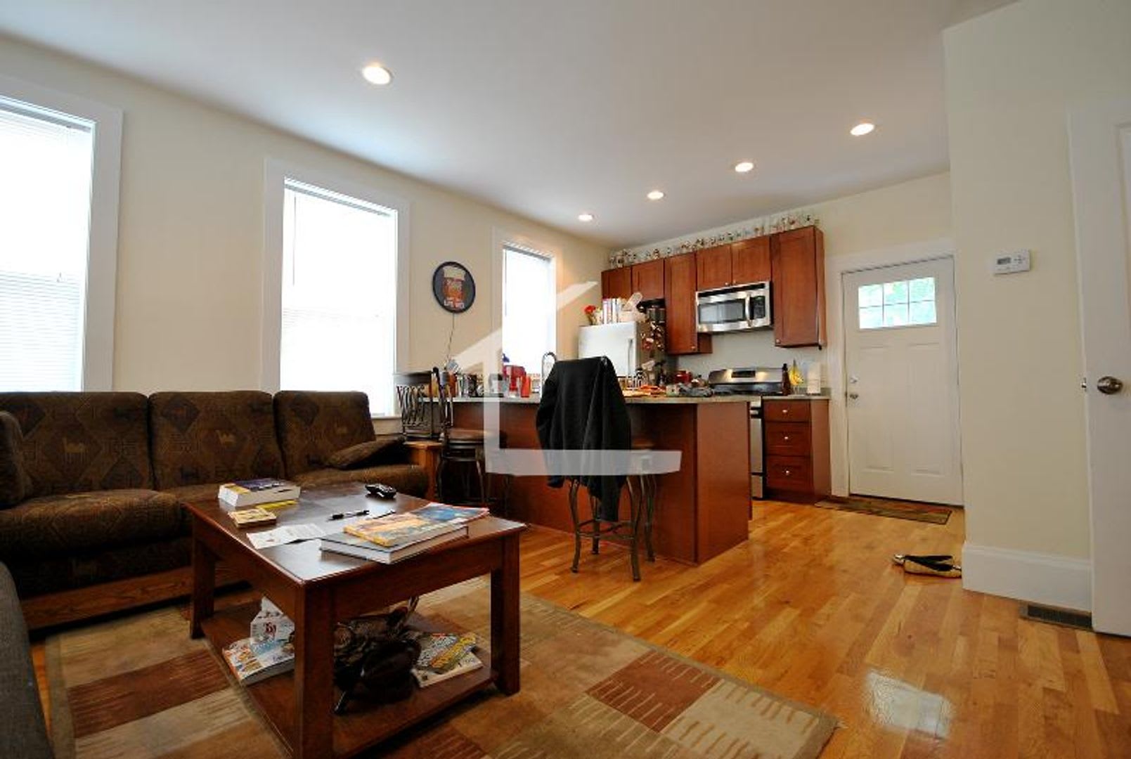 Nicely renovated Townhouse in a prime location near the Green Line with parking included! – photo 4