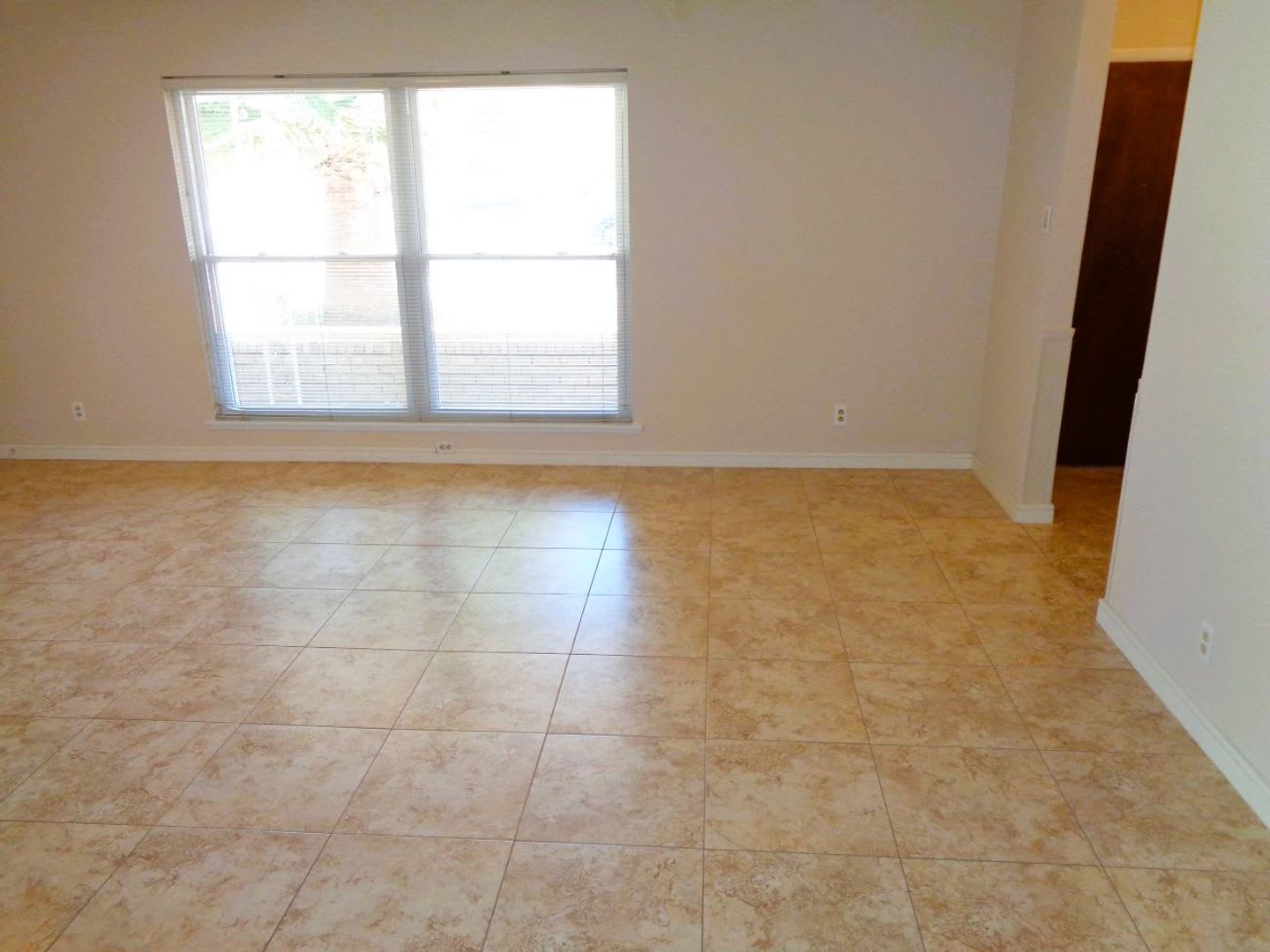 Exquisite Single Level Westside Home With Refrigerated Air Located In Quiet Neighborhood – photo 3
