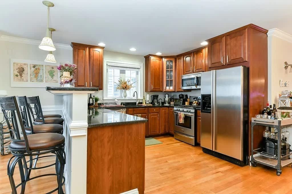 732 E 6th St – photo 2
