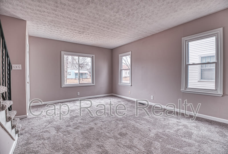 1143 Duxberry Ave – photo 3