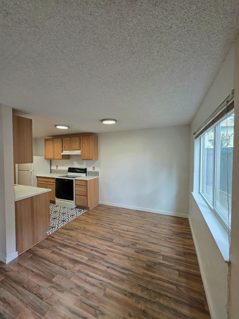 Renton Sunset Heights Condominiums 2 Bedroom 1 Bathroom Lower Floor Unit W S G Included Available Now – photo 5