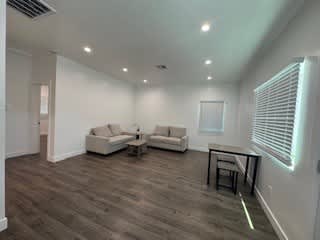 247 1 2 E Adams Blvd – photo 4