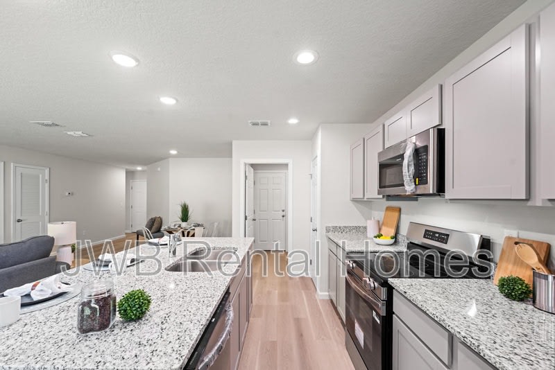 9221 8Th Ave – photo 3