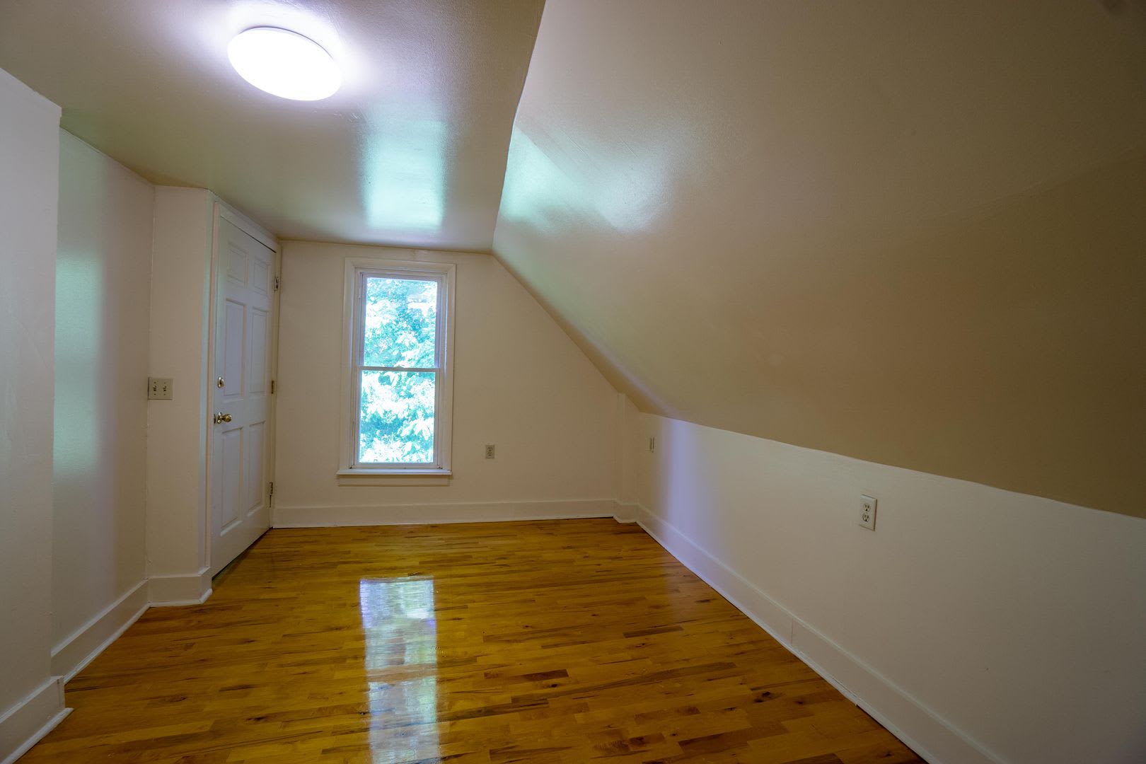 513 Columbus Available 8 1 27 Second Floor Apartment – photo 4