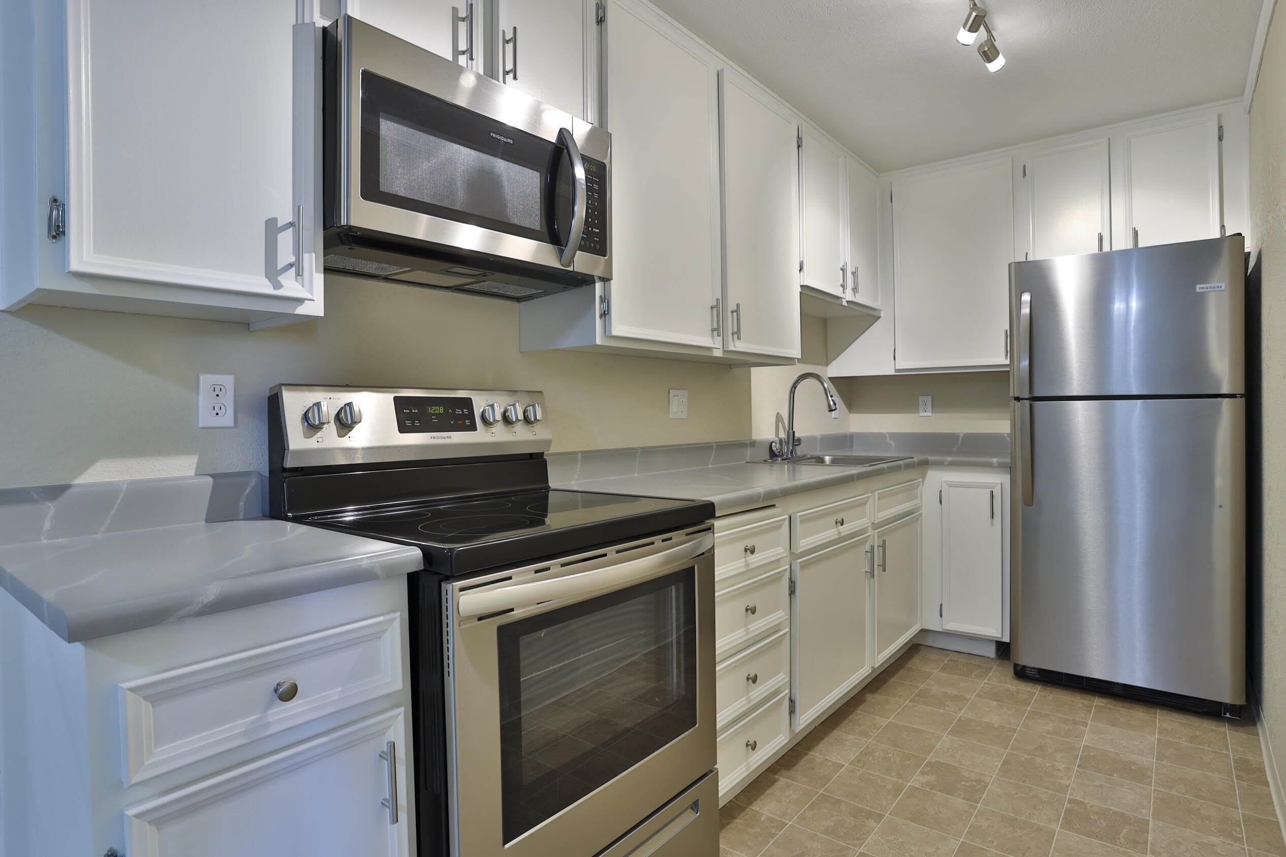 2820 N Arcadia Court – photo 2