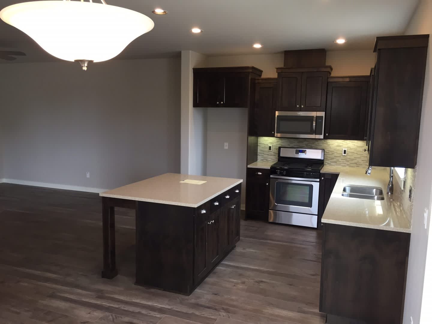 Beautiful 3 Bed 2 5 Bath Pahlisch Townhome With Fully Fenced Backyard – photo 3