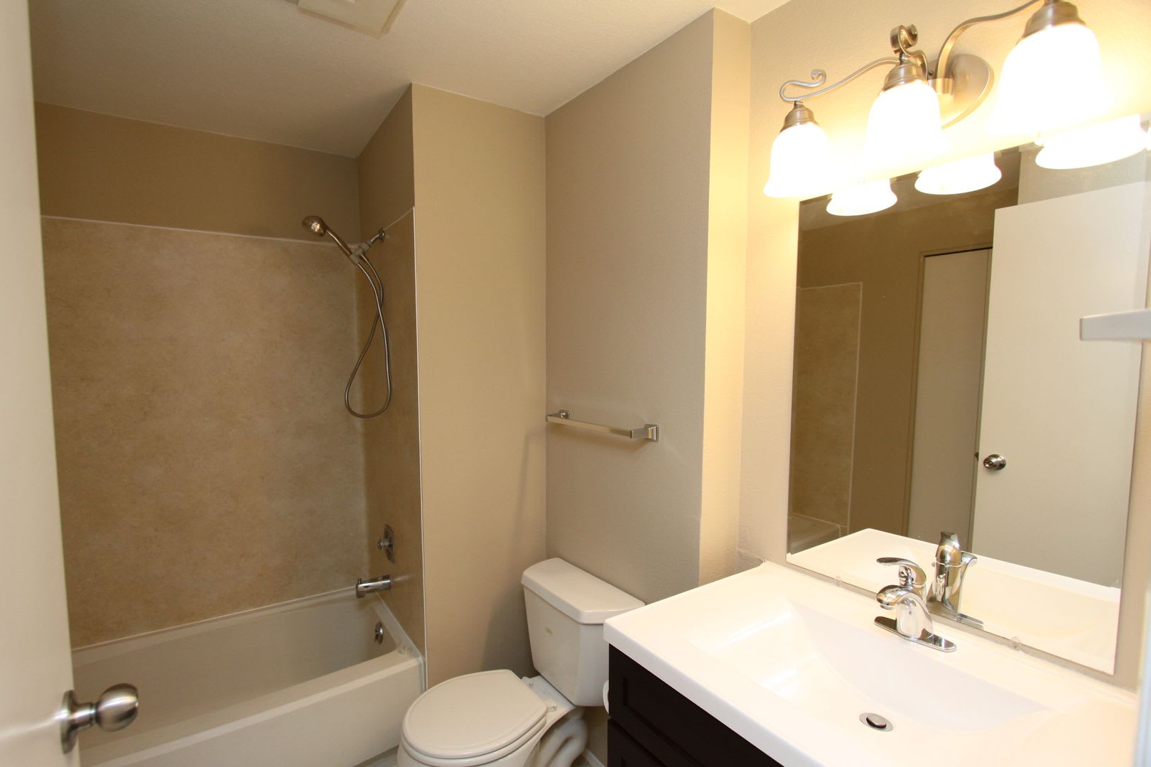 Ground Floor Condo At Evergreen Villa In Kirkland – photo 5