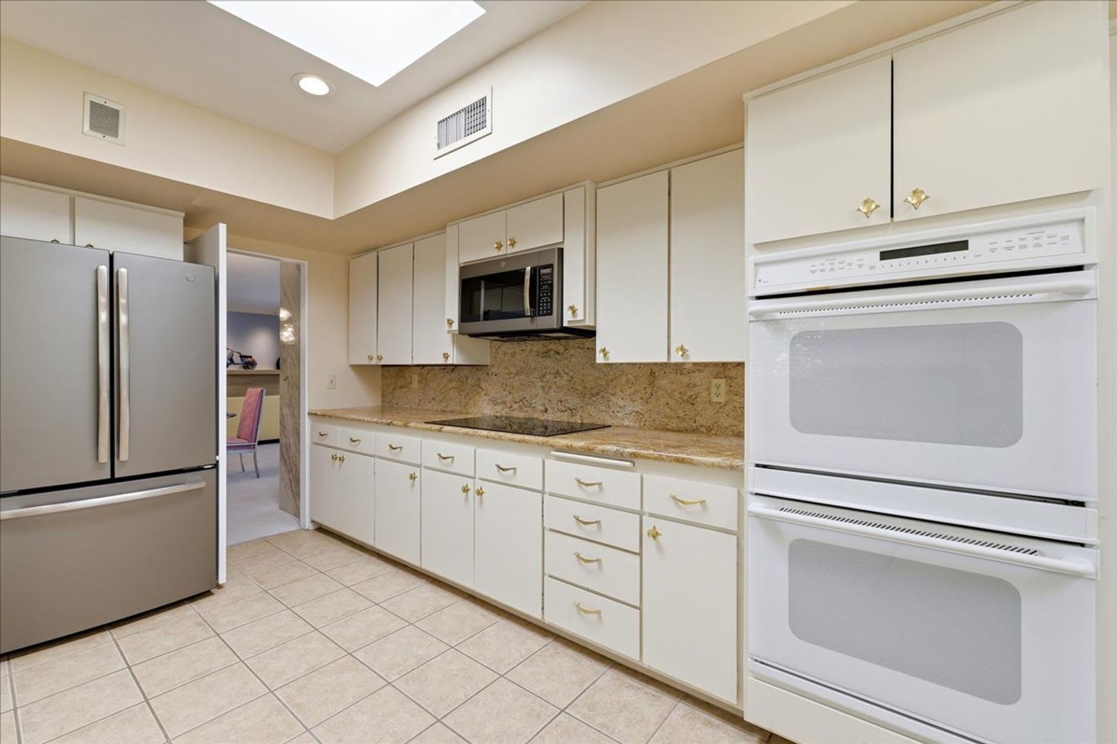Retro/70's Spacious Condo! – photo 4