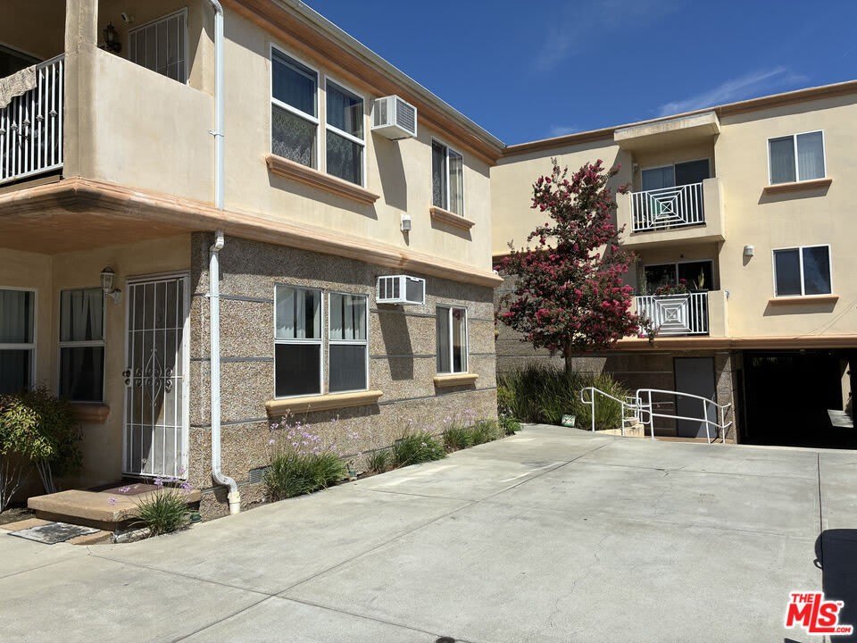 15943 Victory Blvd – photo 2