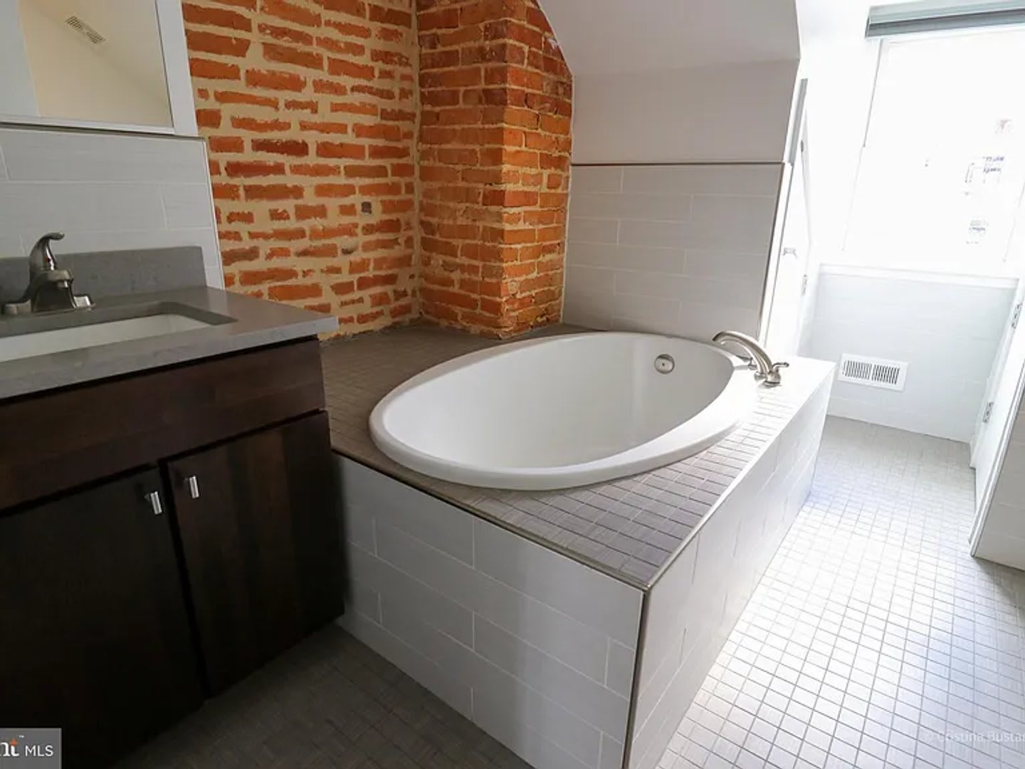 Gorgeous Federal Hill 3bd/2ba with Modern Amenities, CAC, W/D and Upper Deck! Available now – photo 1