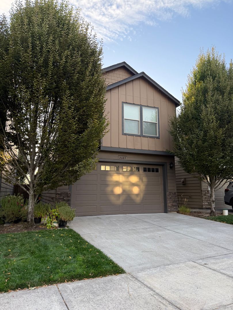 Beautiful 3 Bedroom House with High Ceilings, 2 Car Garage, Great Location & More! – photo 3